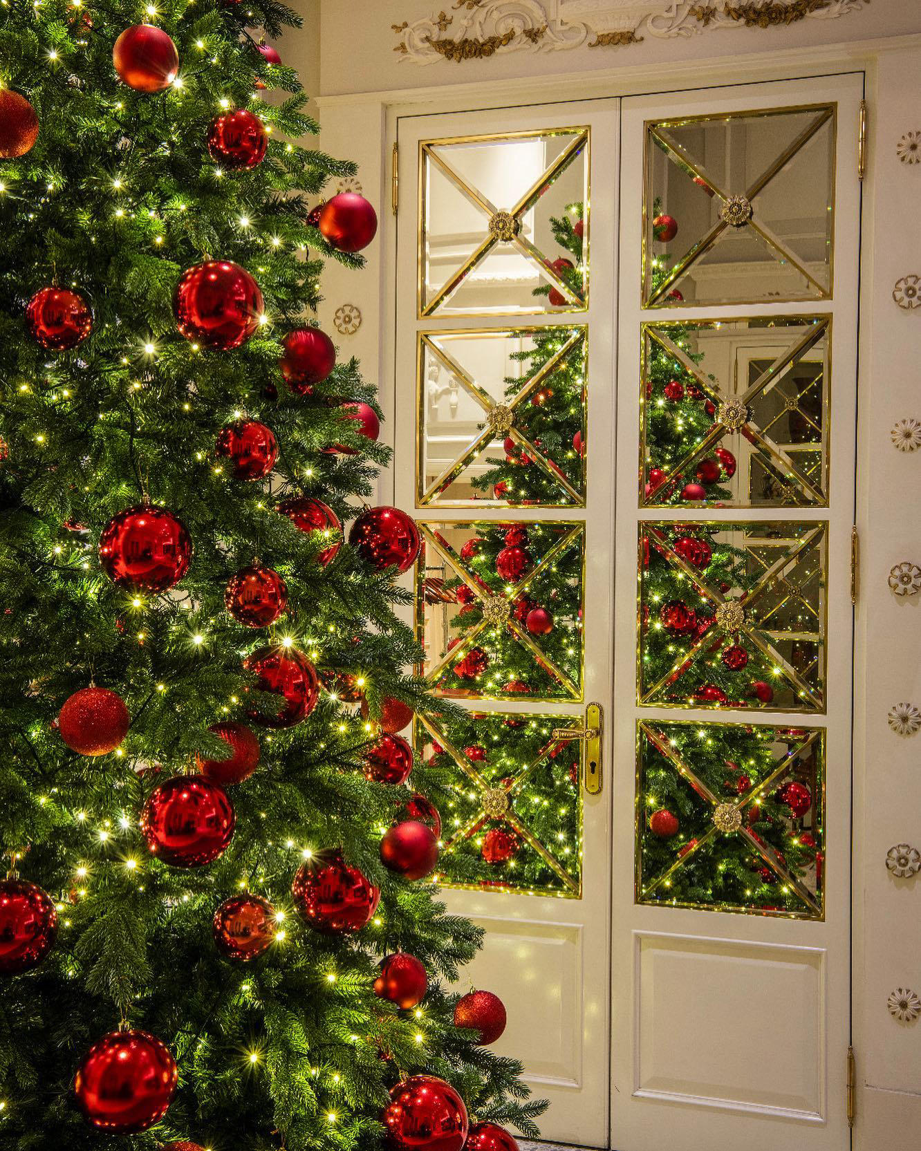 image  1 Palazzo Parigi - Breathe the family atmosphere in our lounge during these festive days